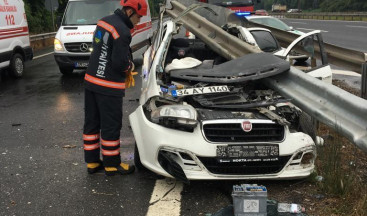 Parkshop girişinde bariyerlere saplandı. 3 yaralı