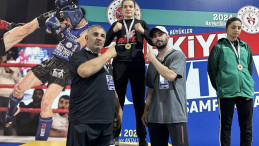 Muay Thai Türkiye Şampiyonası’nda Ayşenur Tandoğan, Türkiye Şampiyonu oldu.