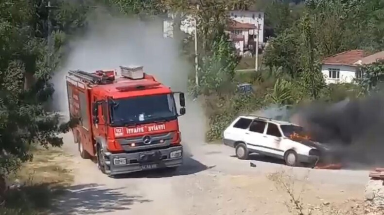Yeşilvadi Mahallesi’nde bir araç alevlere teslim oldu.
